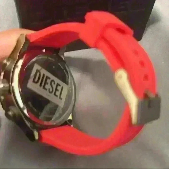 🔥 BNIB Men’s Diesel Red/black Watch - Picture 3 of 3